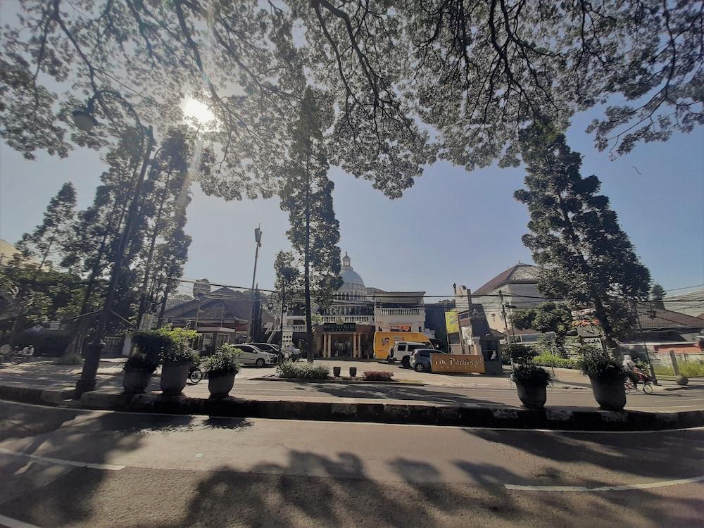 The Palais Hotel Dago Bandung Exteriör bild