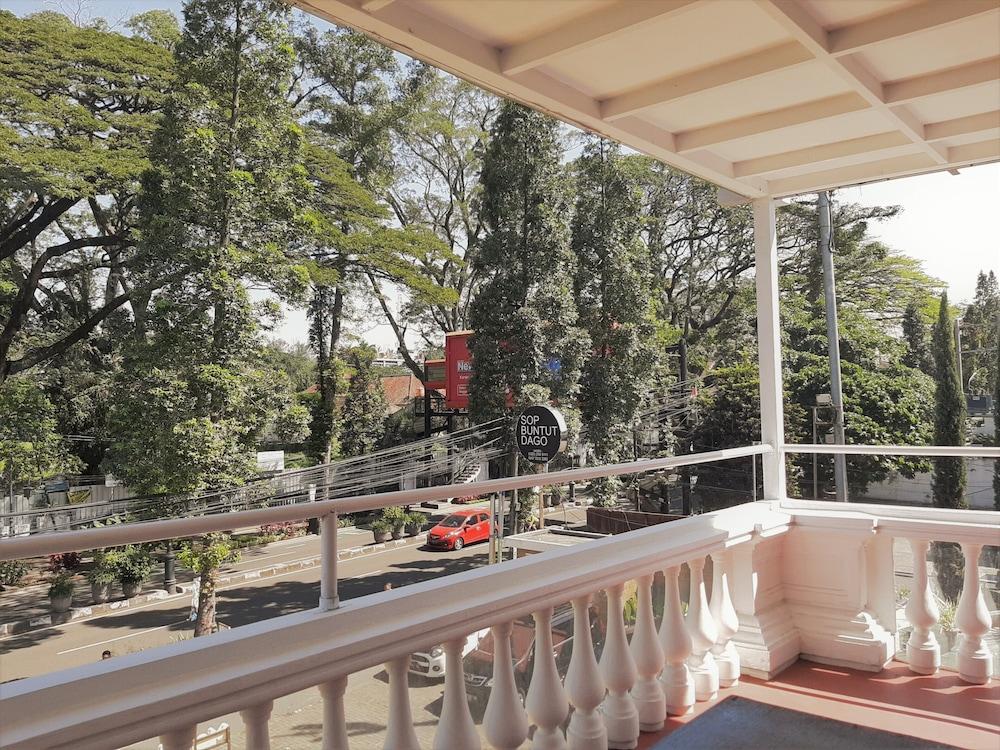 The Palais Hotel Dago Bandung Exteriör bild